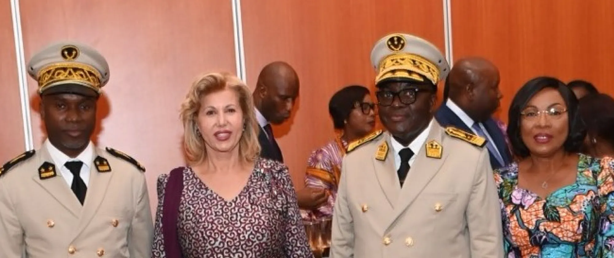 Dominique Ouattara, la première dame entourée de membres du corps préfectoral  accompagnant le Plan d'Action National de lutte contre le travail des enfants 