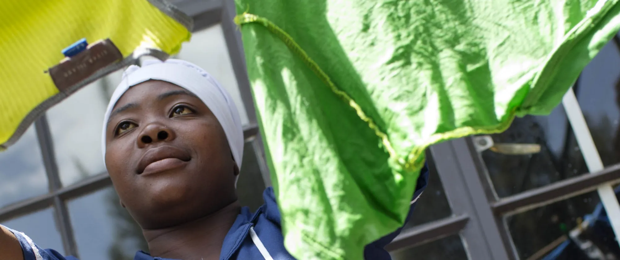 Travailleuse domestique séchant le linge au soleil