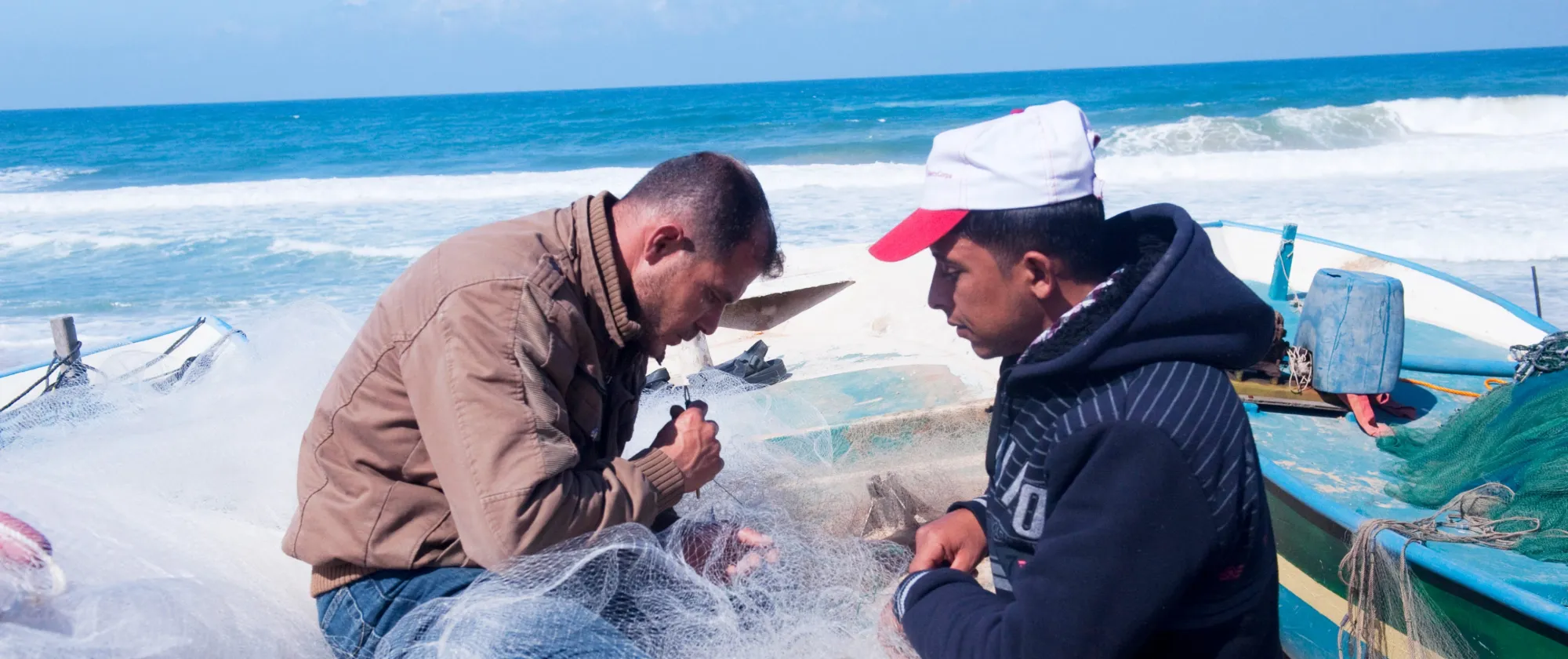 pescadores en puerto