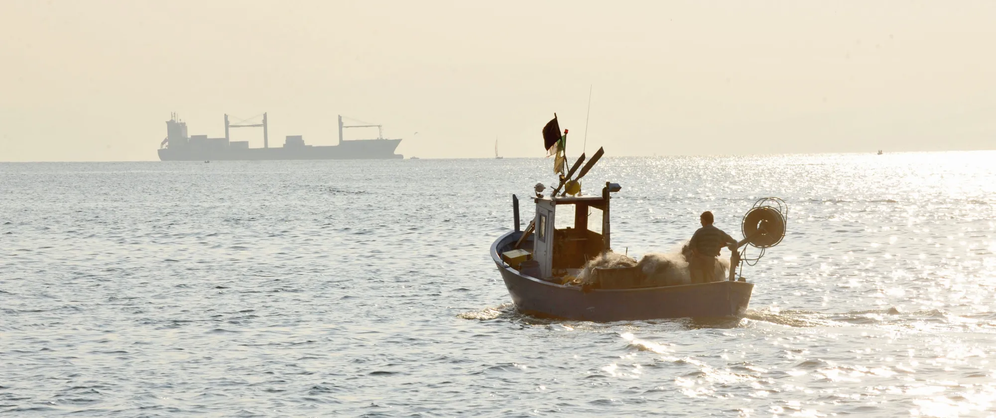 barcos en el mar pescando