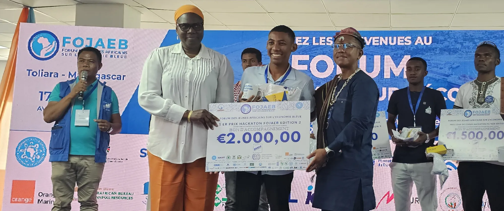 Mme Seynabou Diouf de l'OIT et M. le Ministre de l'économie bleue de Madagascar remettant le prix du meilleur projet au jeune lauréat