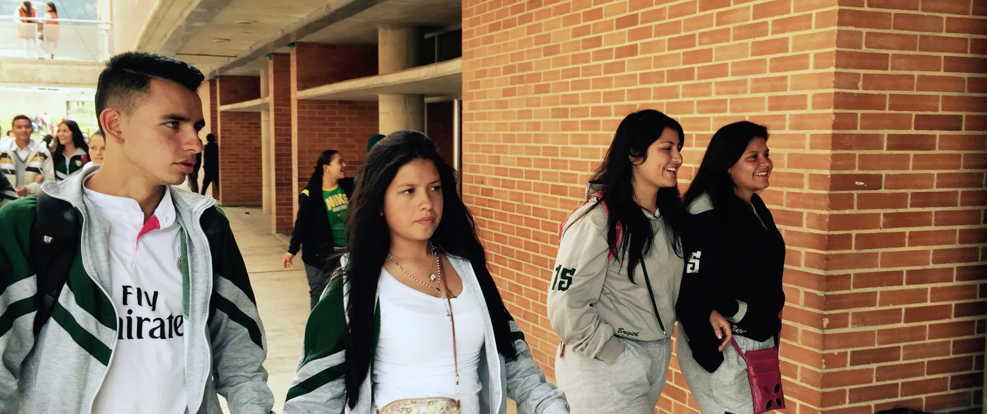 Fotografía de 4 jóvenes saliendo de la escuela. Bogotá, Colombia
