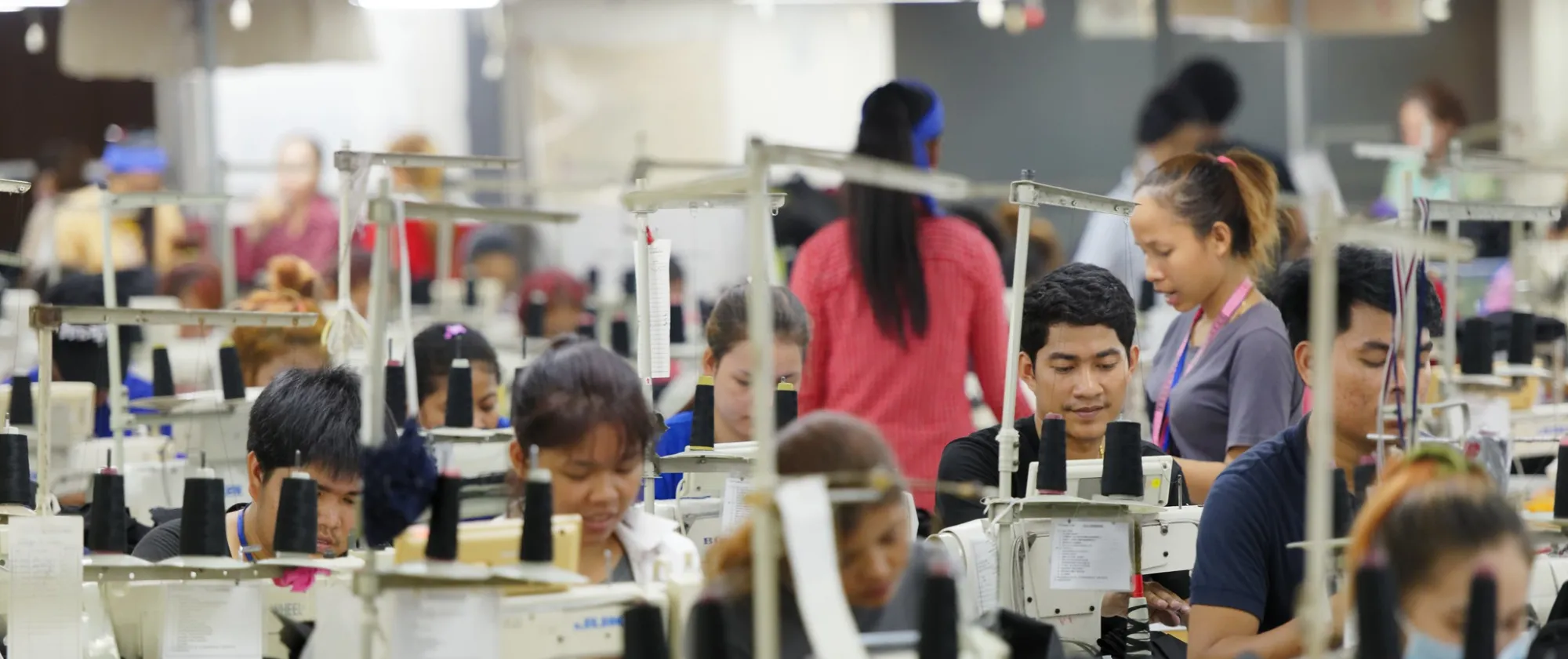 Travailleurs dans une usine textile au Cambodge