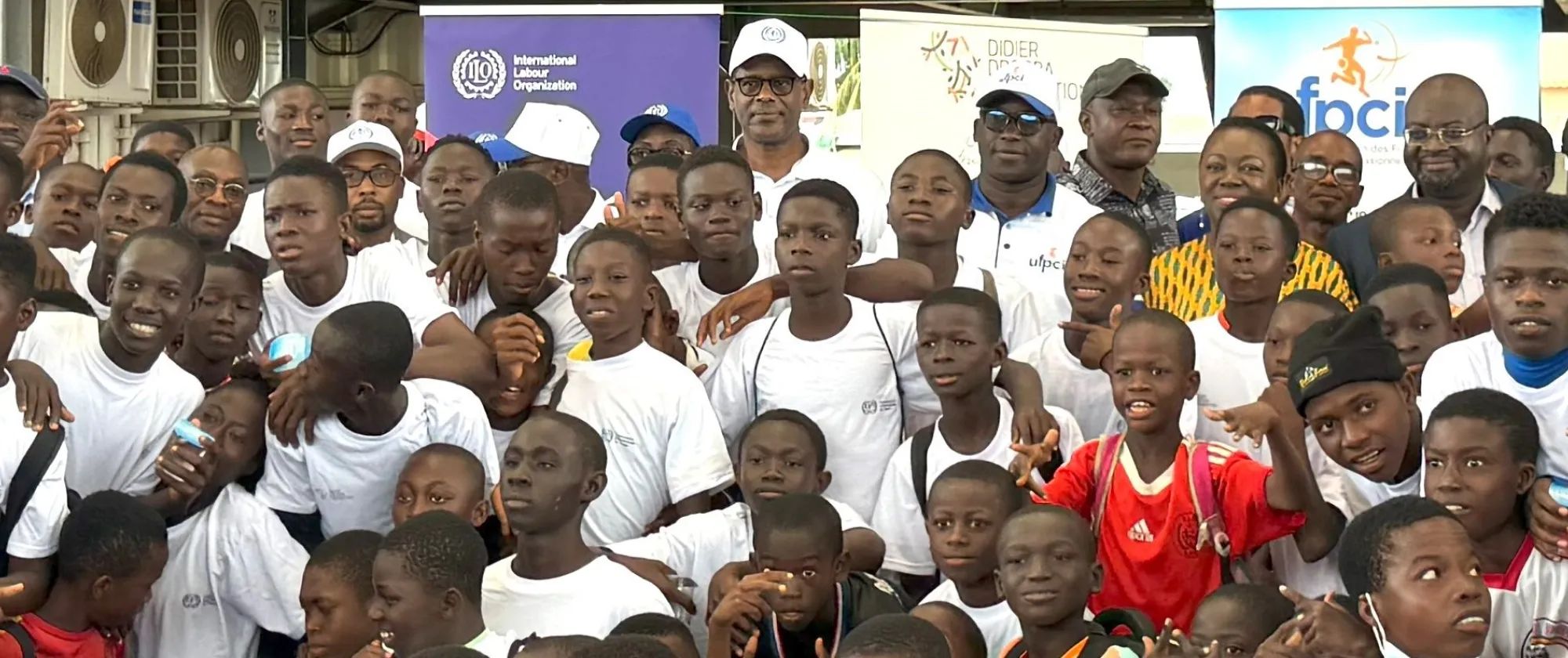 Photo de famille réunissant jeunes footballeurs, anciens internationaux et officiels à l’issue de la séance de sensibilisation à l’Agora d’Abobo