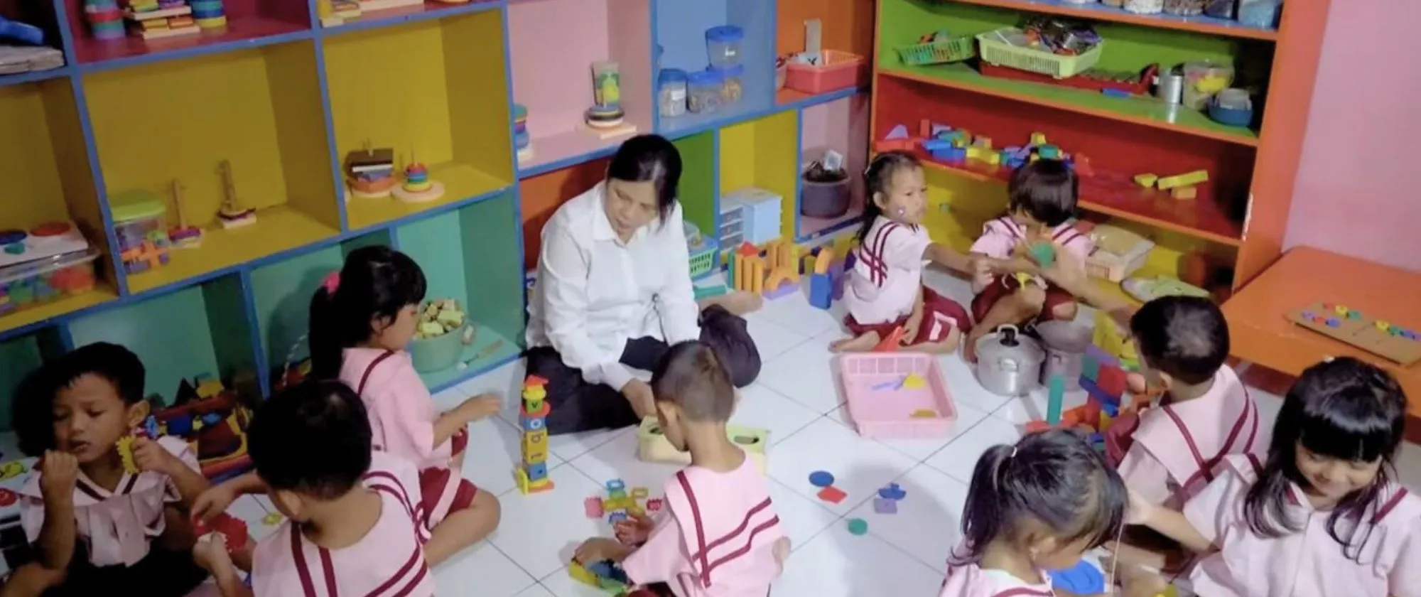 Children sitting on floor with the teacher