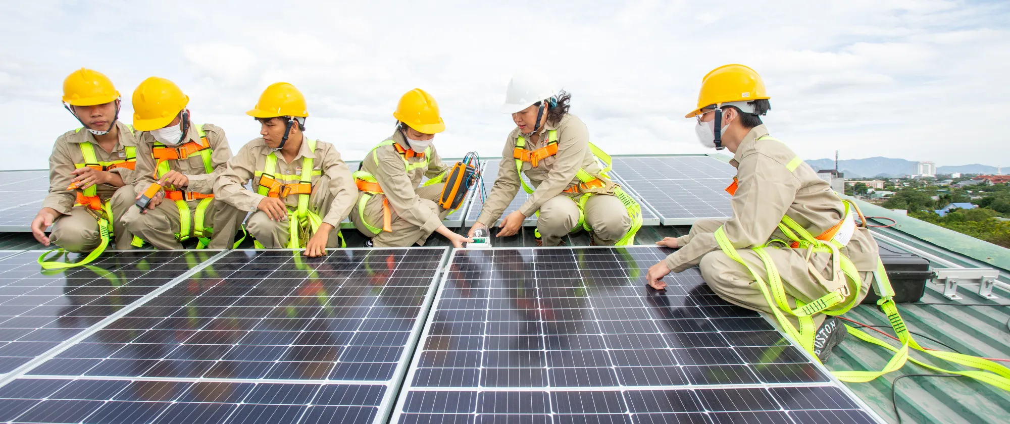 Vietnam_Trainees learning solar panel installation.