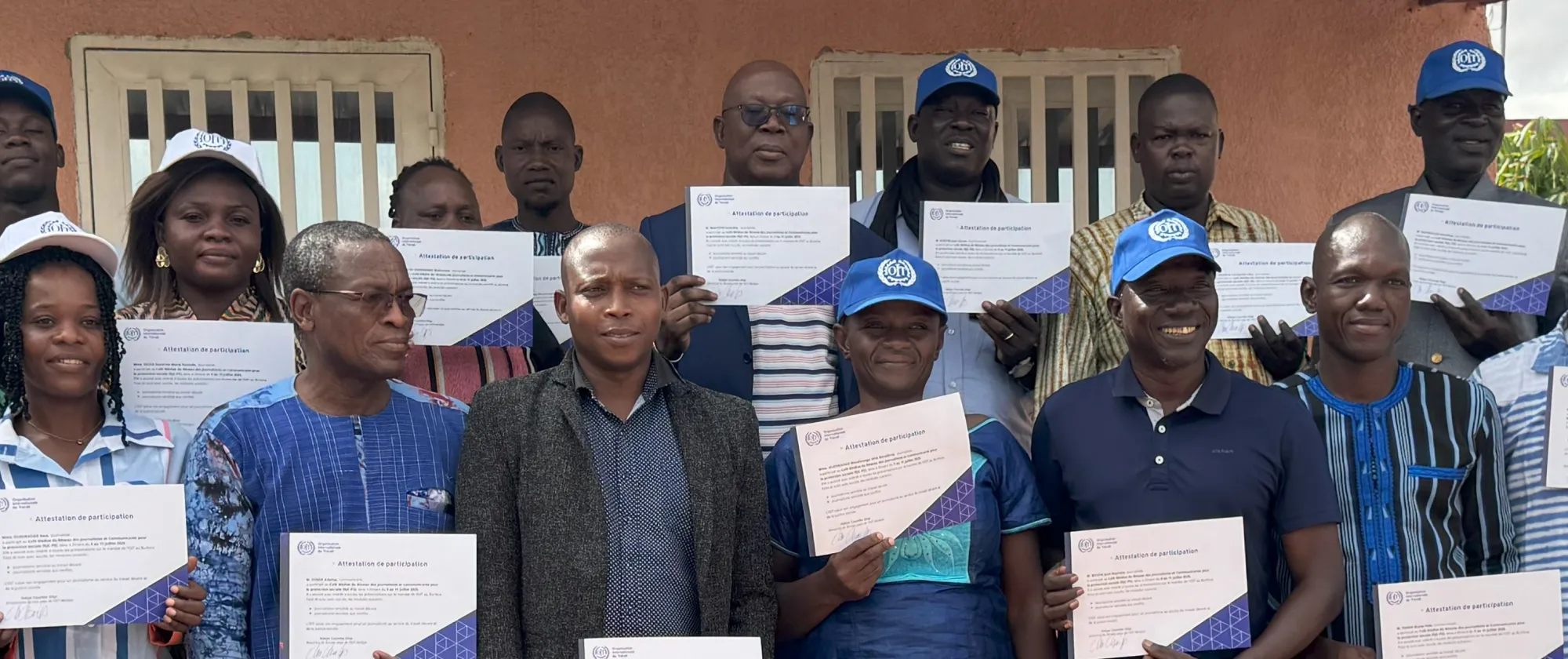 Journalistes et communicants fiers de brandir leurs certificats, symboles d’un engagement renouvelé pour un journalisme sensible au travail décent et porteur de solutions