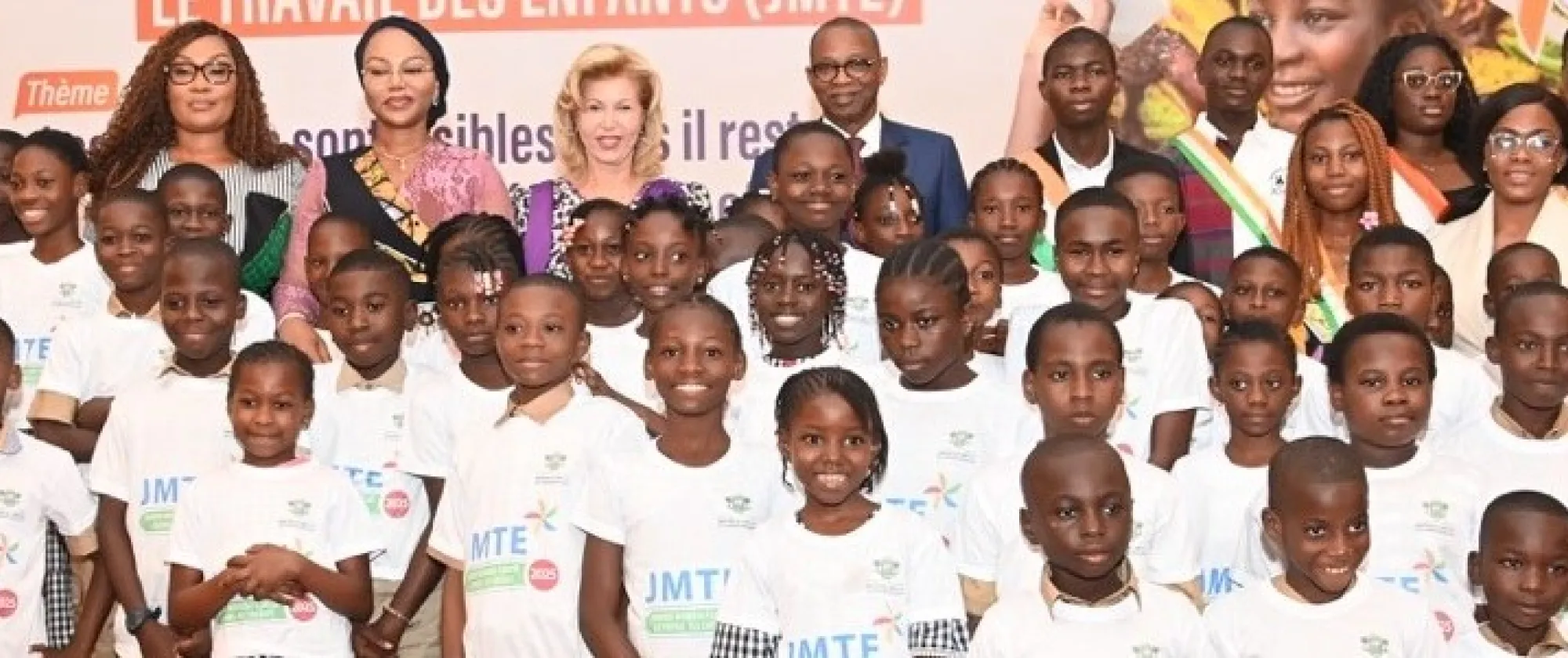 La Première Dame Dominique Ouattara aux côtés d’enfants heureux de retrouver le chemin de l’école