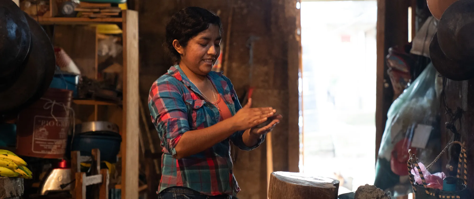 Fografía de una mujer joven: Briseida es caficultora y presidenta de una cooperativa de café dirigida por mujeres en Veracruz, México.
