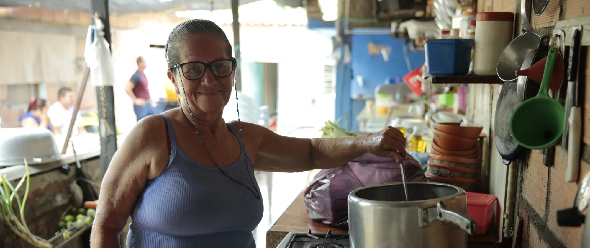 Retrato de mujer que trabaja en un mercado en América Latina.