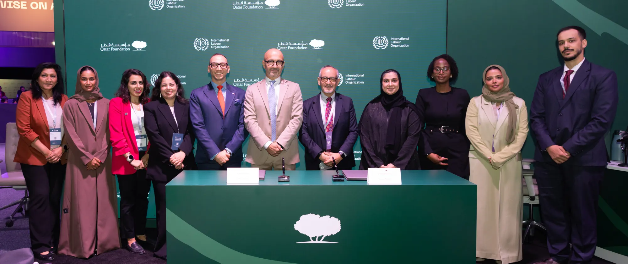 فريق منظمة العمل الدولية ومؤسسة قطر يلتقطون صورة جماعية أثناء توقيع مذكرة تفاهم بين مؤسسة قطر ومنظمة العمل الدولية. الدوحة، قطر، نوفمبر 2025