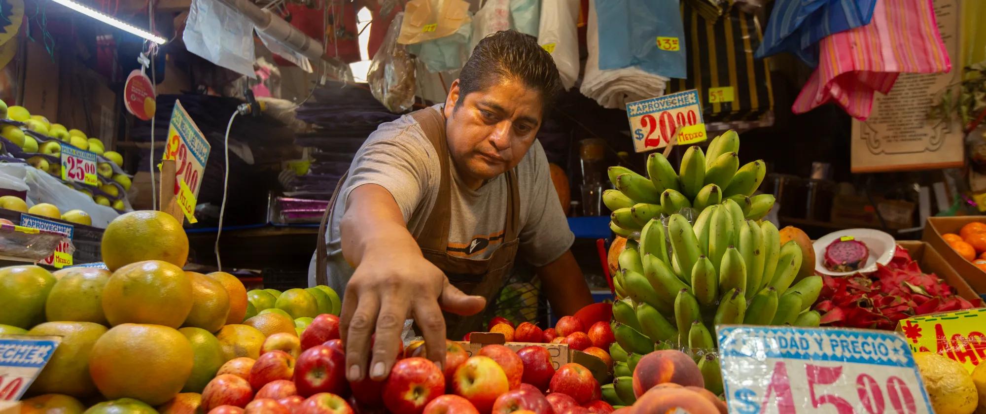 Vendedor de frutas en mercado de México.