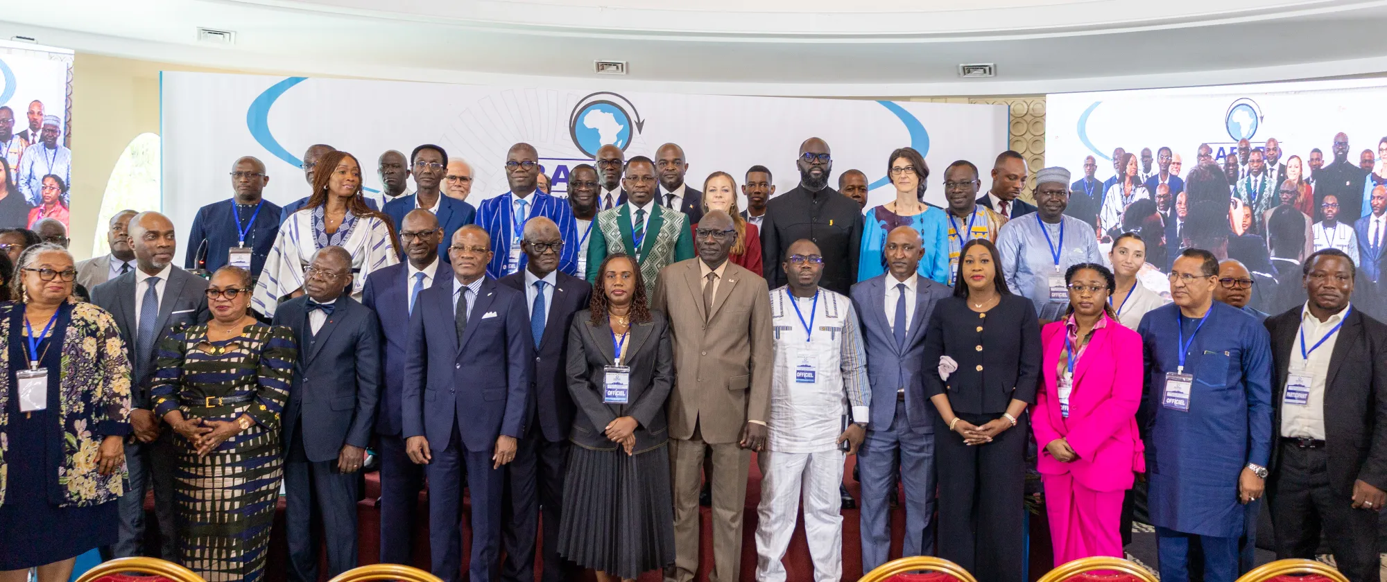 Photo de groupe des hauts responsables gouvernementaux, partenaires sociaux et partenaires techniques participant à l’atelier régional du RAFPRO sur l’intelligence artificielle et la formation professionnelle, à Abidjan.
