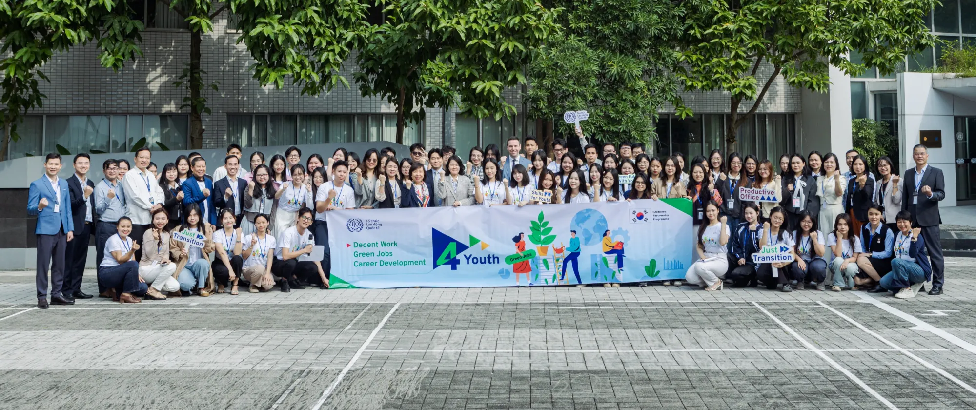 Group photo of Vietnamese Youth