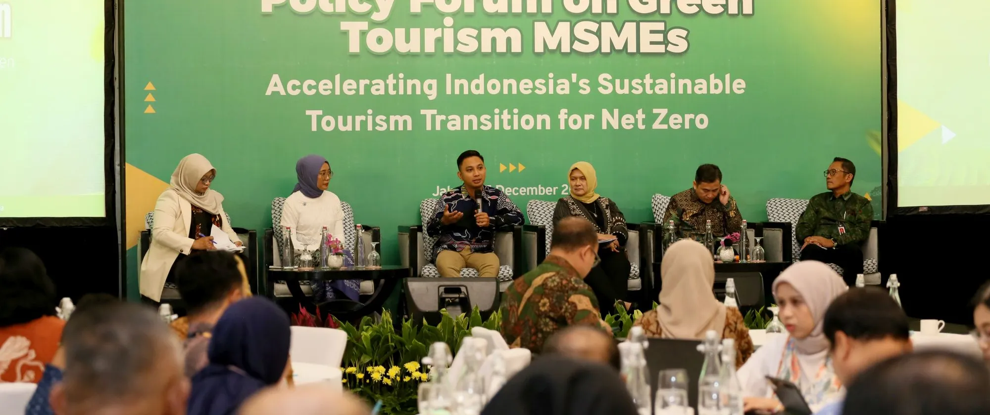 6 panellists on the front stage  