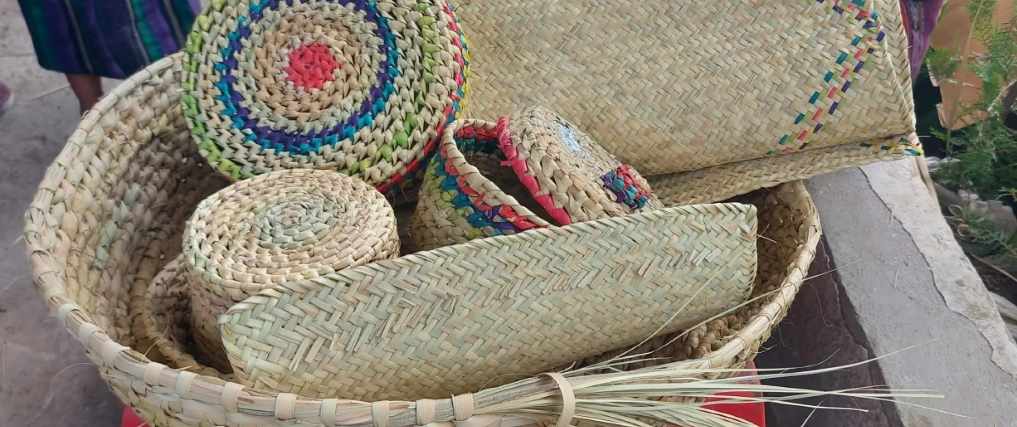 La elaboración de artesanías con fibras naturales puede requerir entre seis y doce horas de trabajo por unidad.