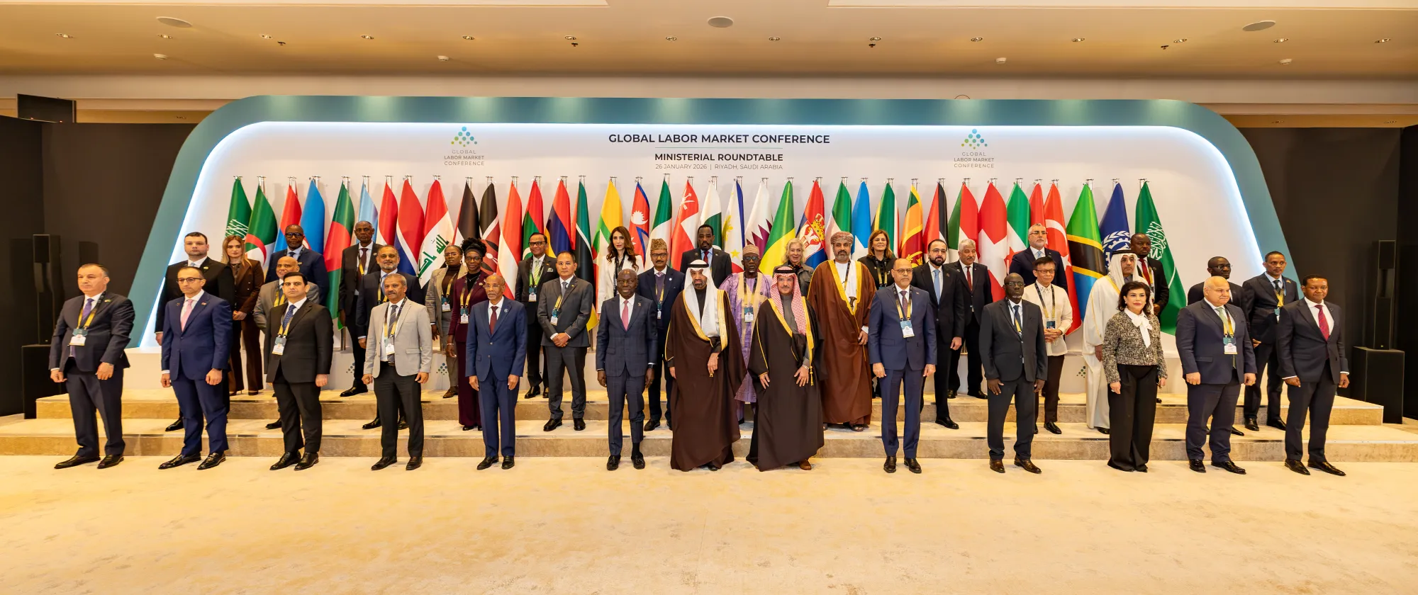 المدير العام لمنظمة العمل الدولية جيلبرت ف. هونغبو إلى جانب وزير الموارد البشرية والتنمية الاجتماعية السعودي ووزراء آخرين مشاركين في المؤتمر العالمي لسوق العمل في الرياض.26/01/2026