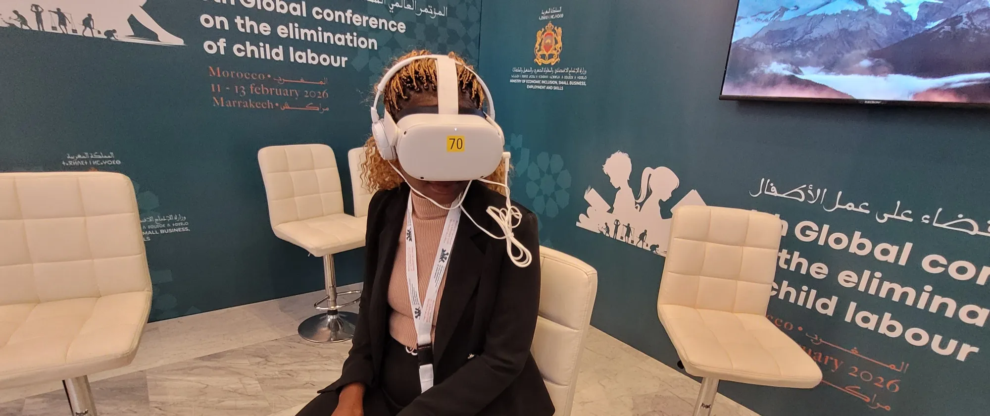 Delegate uses a VR kit at a Global Conference