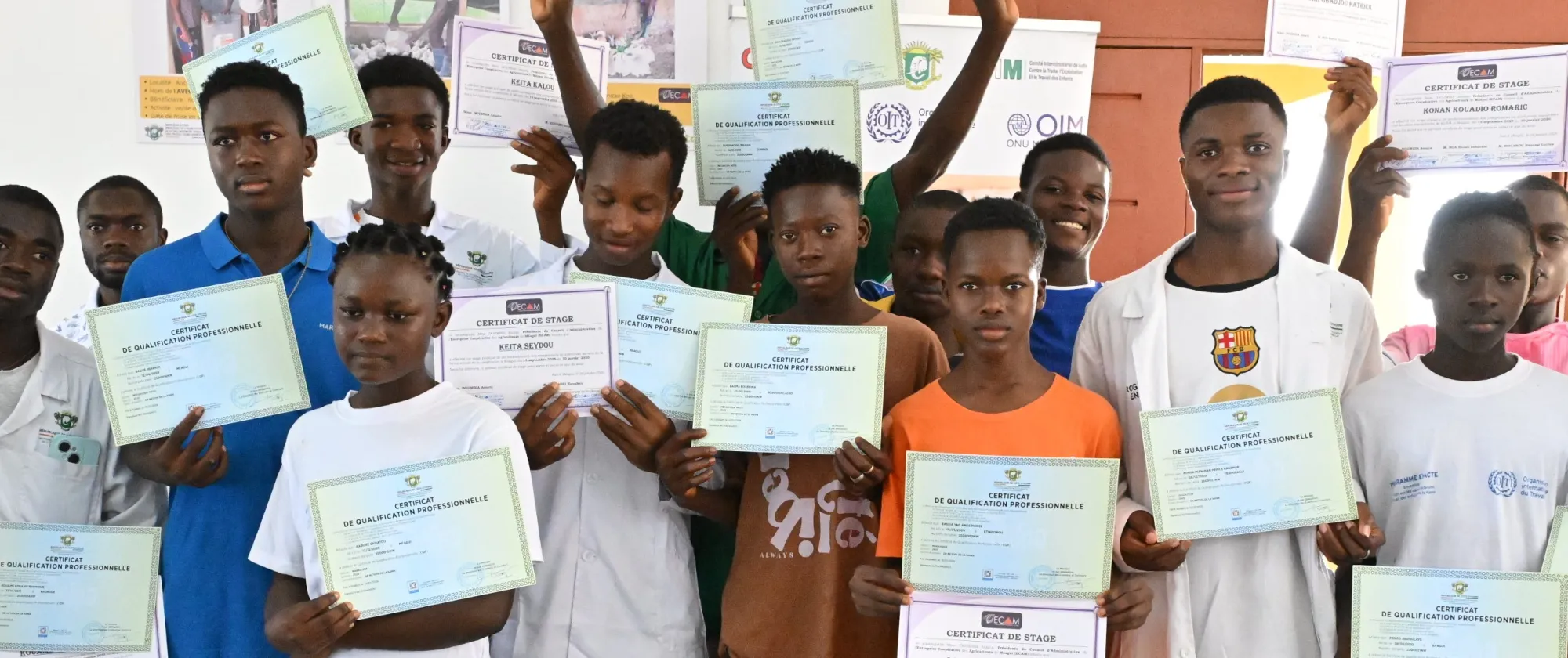 À Méagui, des bénéficiaires du programme ENACTE reçoivent leurs certificats de qualification professionnelle en vue de leur insertion sur le marché de l’emploi.