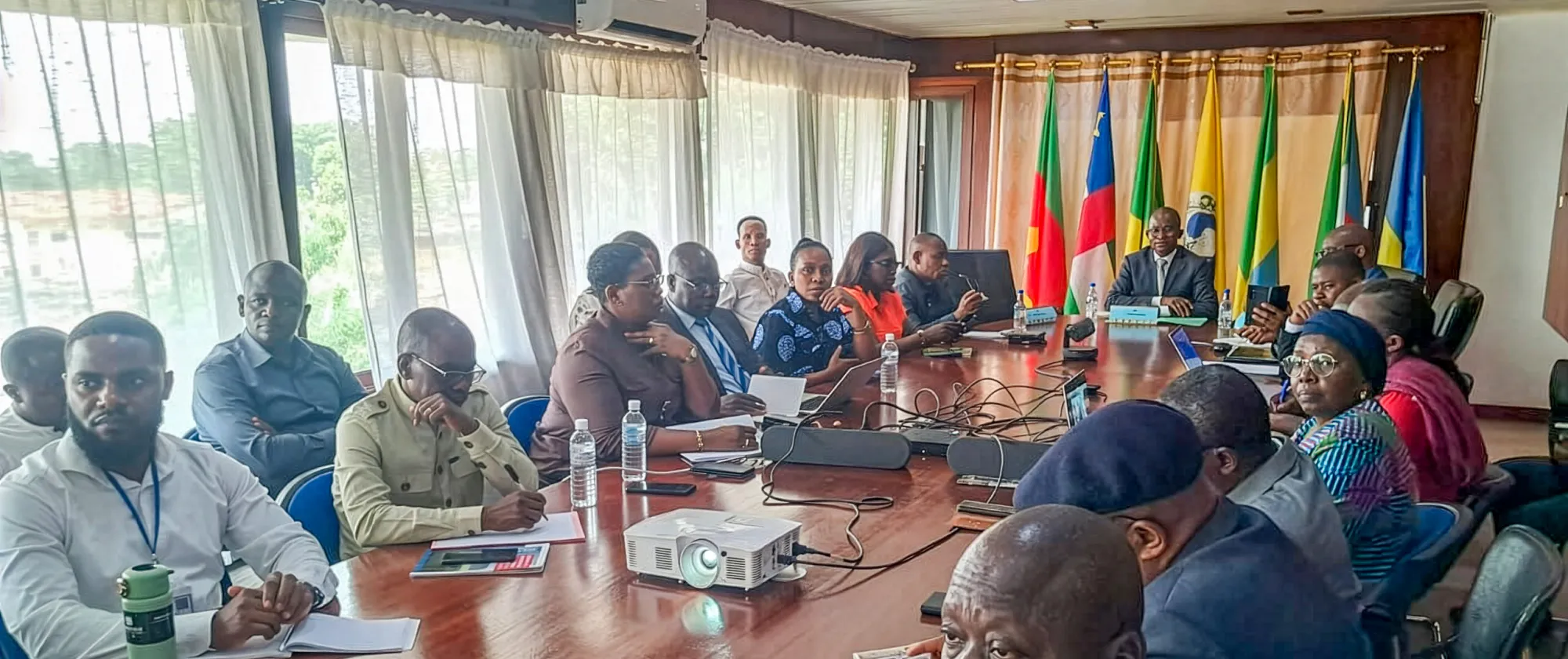 Participants réunis autour d’une table de conférence lors de la Journée mondiale de la justice sociale à Bangui.