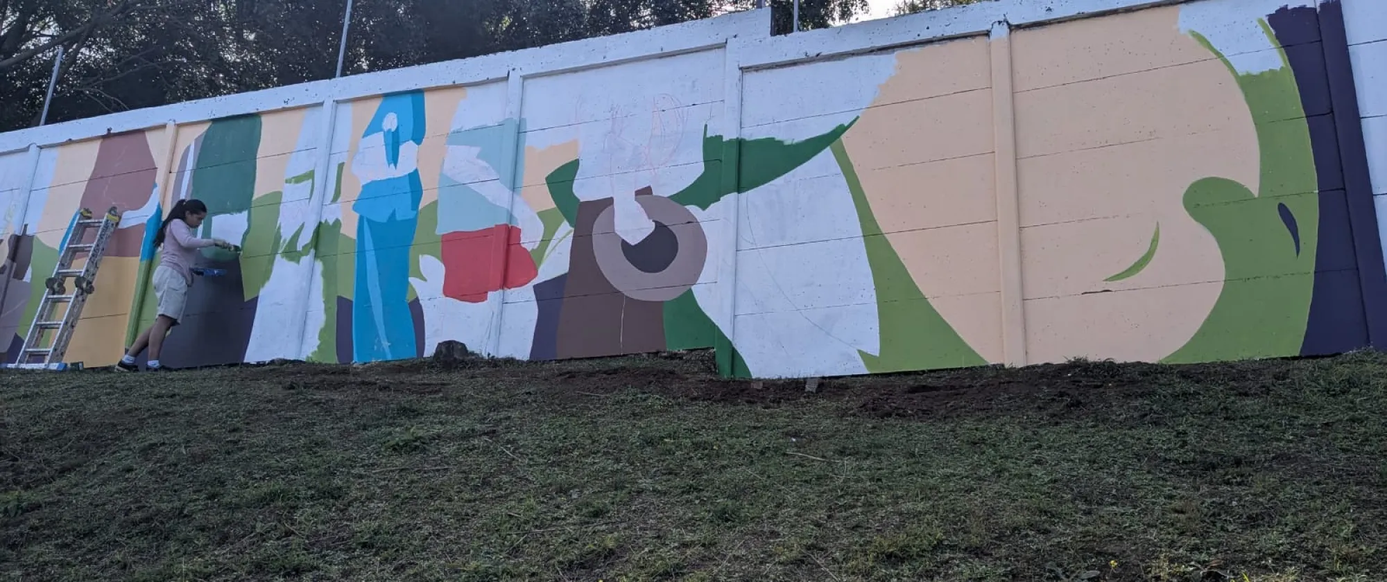 Al ocupar el espacio público, la obra fomenta una convivencia cotidiana sensible y solidaria, transformando una pared institucional en un recordatorio visual del cuido de lo común y del respeto a los Derechos Humanos.