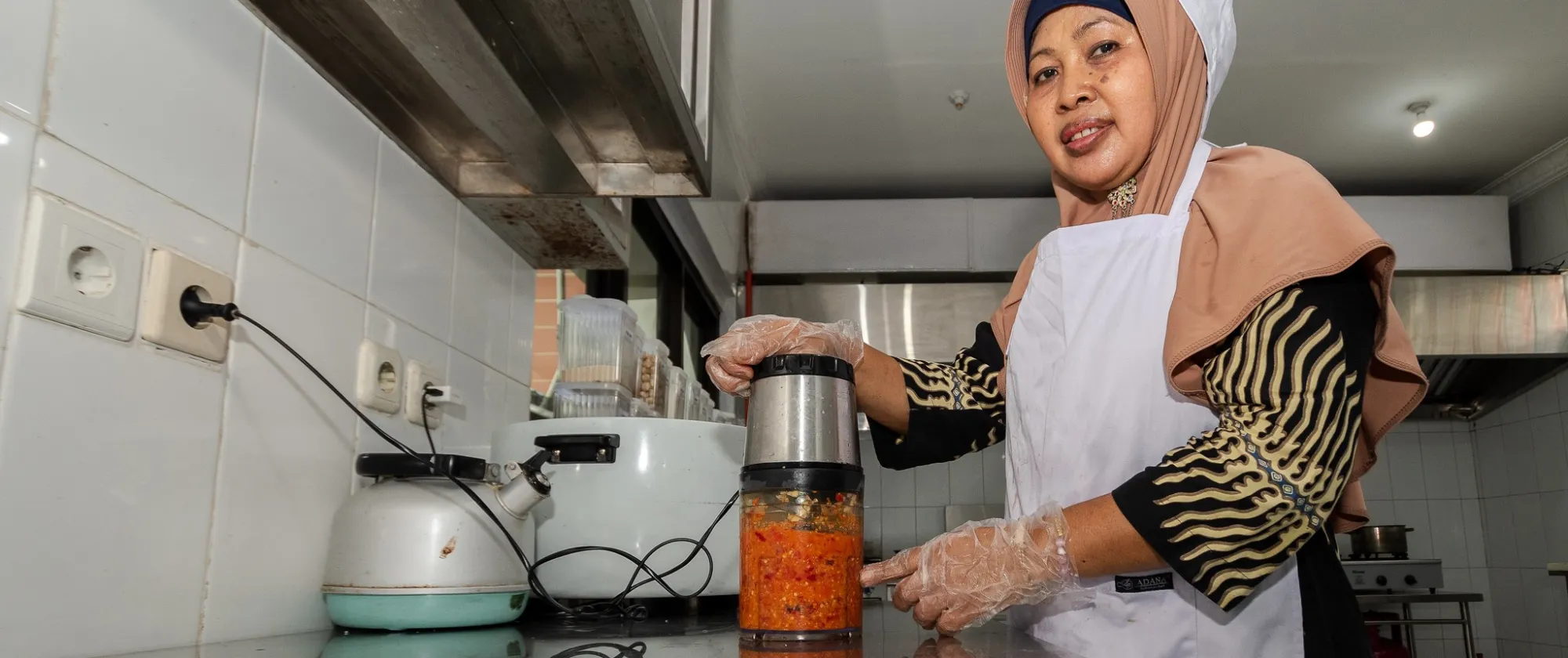 Guesthouse female cooker