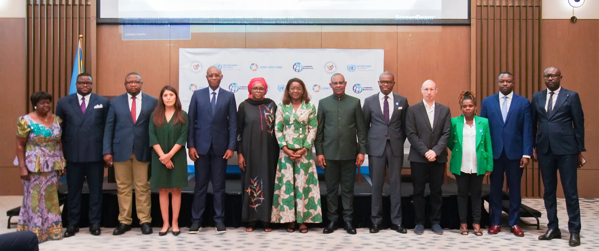 Un groupe de représentants du Gouvernement, des Nations Unies et de la Banque mondiale pose lors du lancement d’un projet conjoint à Kinshasa.