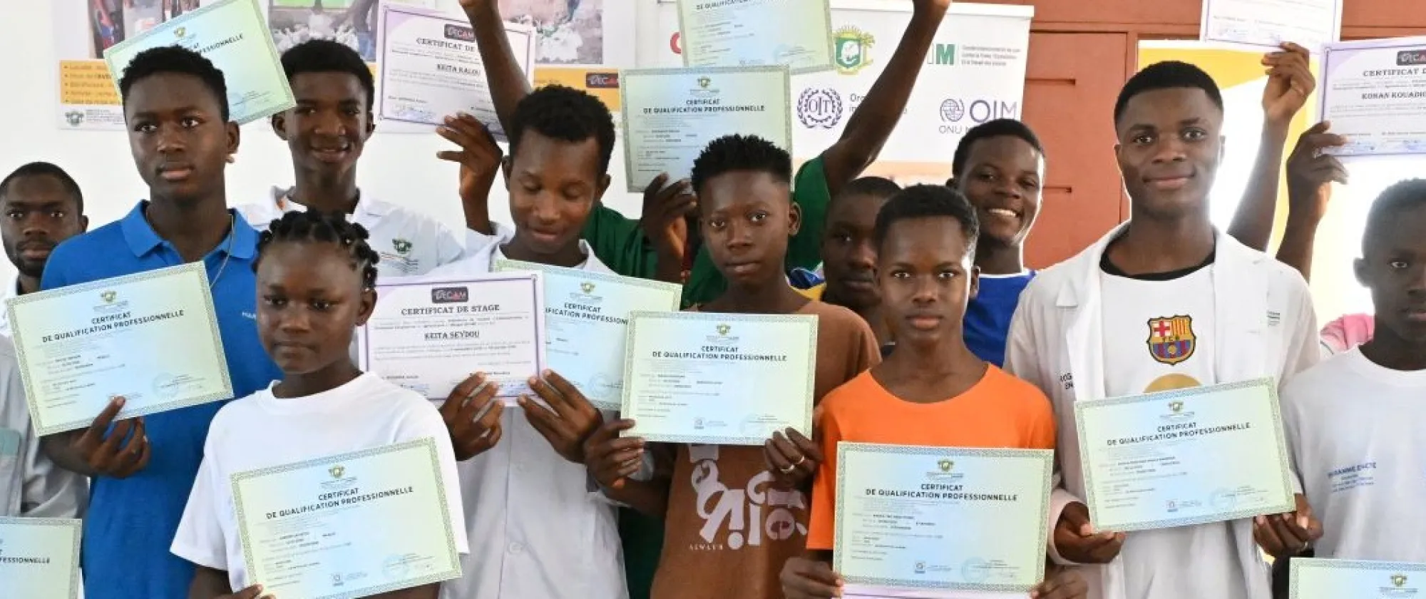 Jeunes anciens travailleurs des enfants, désormais formés et diplômés, prêts à construire leur avenir professionnel.