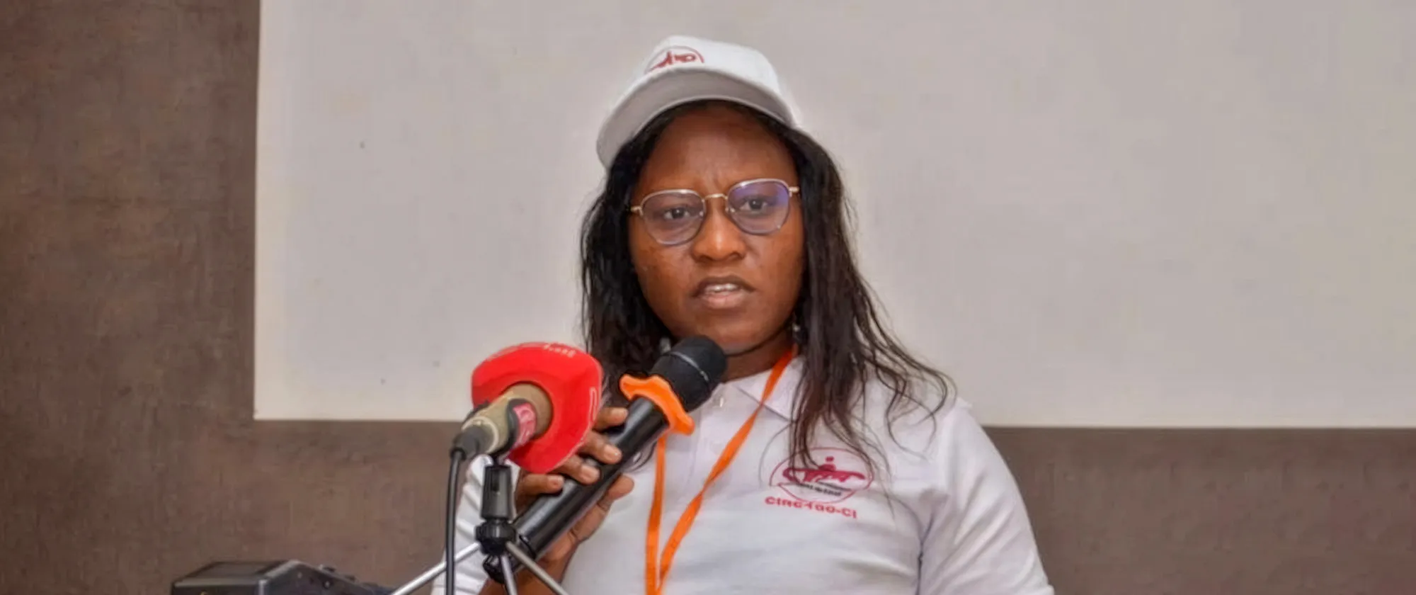 Marie Thérèse Tapé s’exprime au micro lors d’un événement de l’OIT à Abidjan, Côte d’Ivoire.