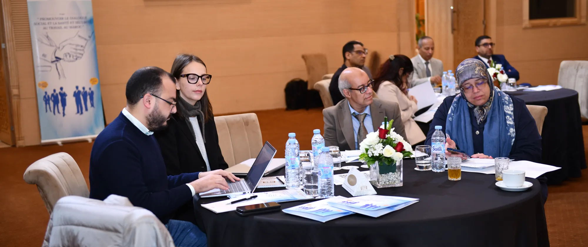 Participants en groupe de travail lors d’un atelier DIASOSSEC au Maroc, échangeant autour de documents.