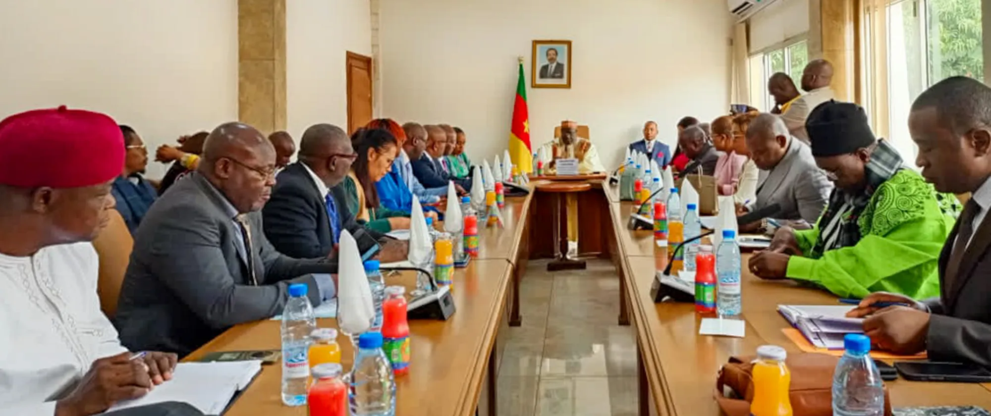 Réunion officielle entre la Directrice régionale de l’OIT pour l’Afrique et le Ministre de l’Emploi au Cameroun, entourés de leurs équipes, autour d’une table de travail.
