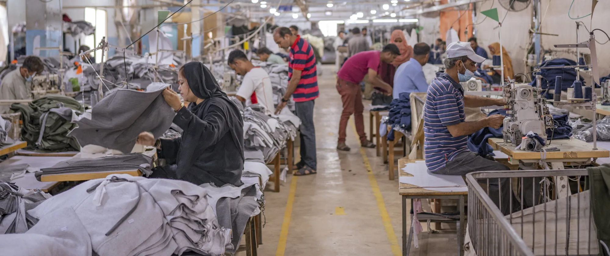 worker at the factory in pakistan 