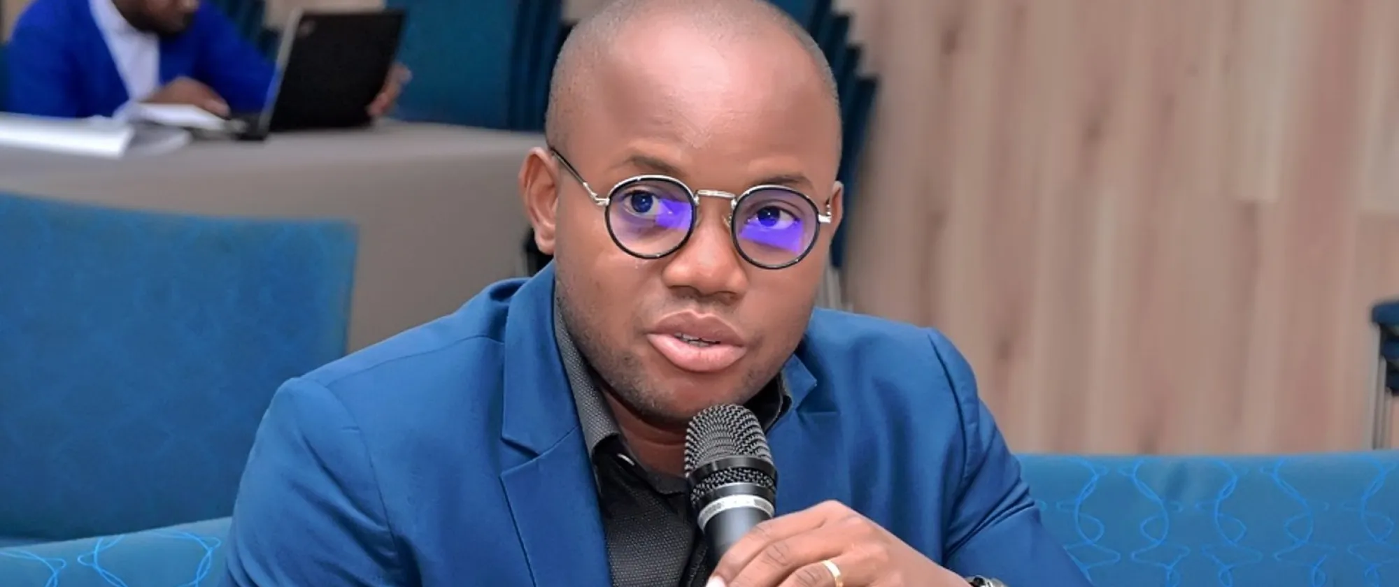 Dofra Sekongo, membre du Comité intersyndical des jeunes de Côte d’Ivoire (CIJ-CI), micro en main, sensibilise à la transition juste et au travail décent dans l’agriculture.