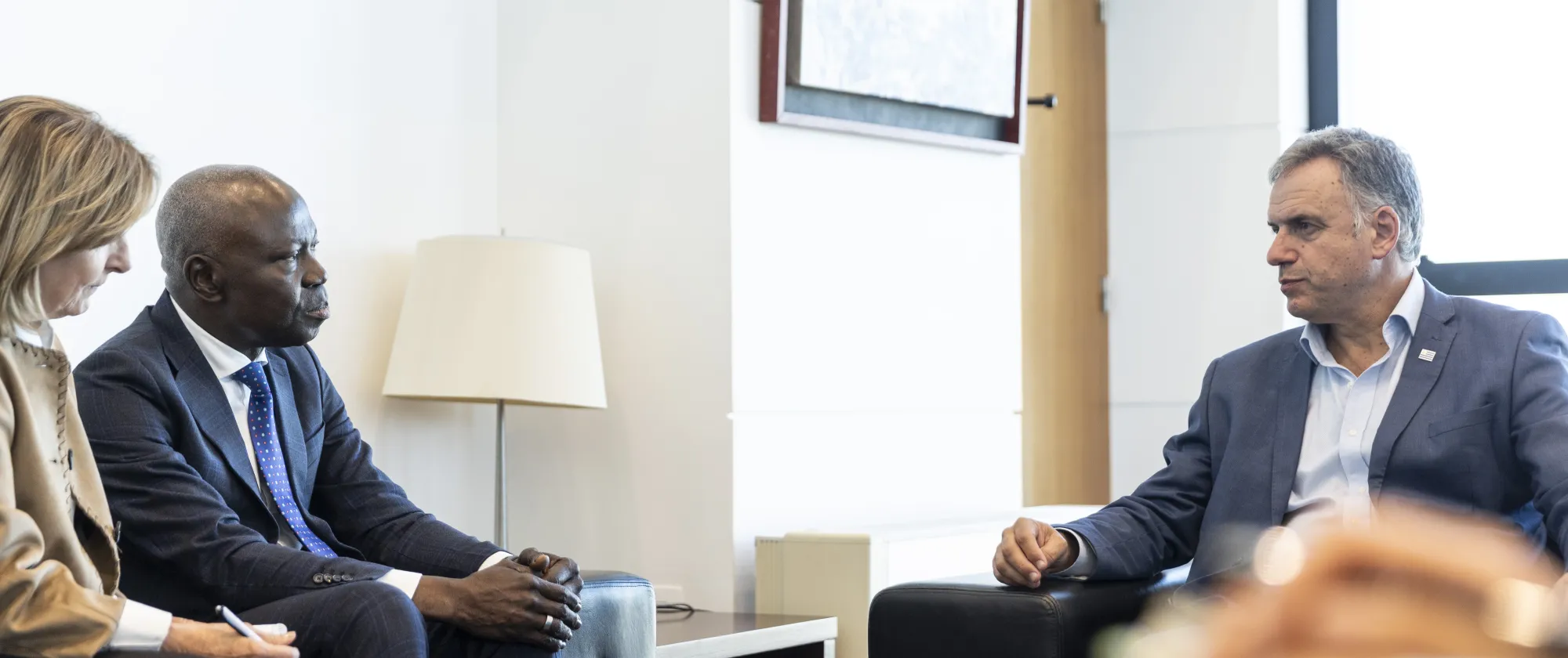 El Director General de la OIT conversa con el Presidente de la República de Uruguay, Yamandú Orsi