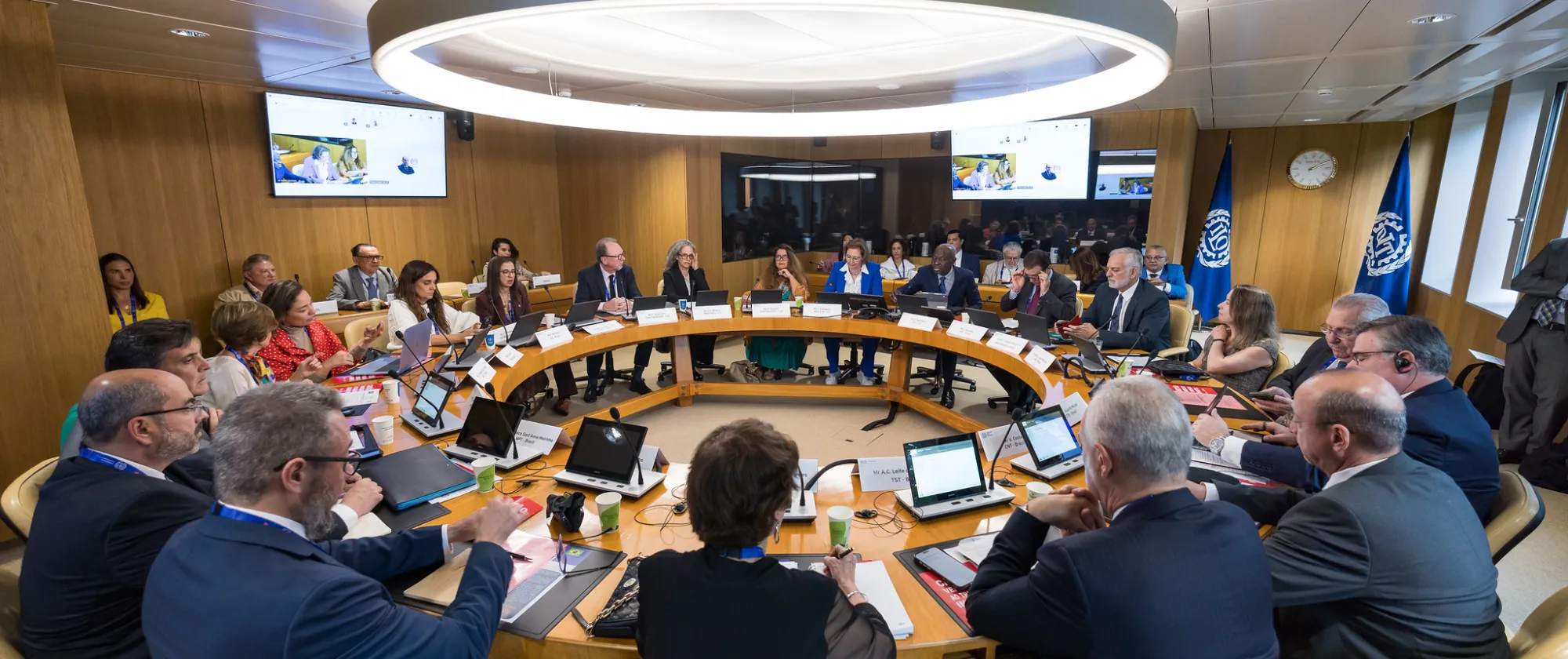 Reunión anual de revisión de la cooperación Sur-Sur entre la OIT y el Brasil, celebrada en la sede de la OIT en Ginebra, con representantes del Gobierno del Brasil, la OIT y organizaciones de empleadores y de trabajadores sentados alrededor de una mesa de conferencias.