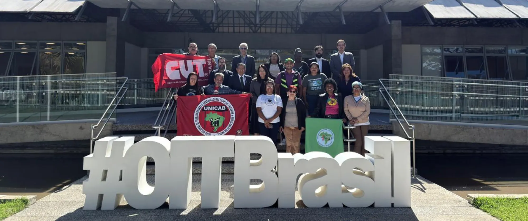 Grupo de participantes del taller sobre la Recomendación 204 posa frente a la Oficina de la OIT para Brasil.