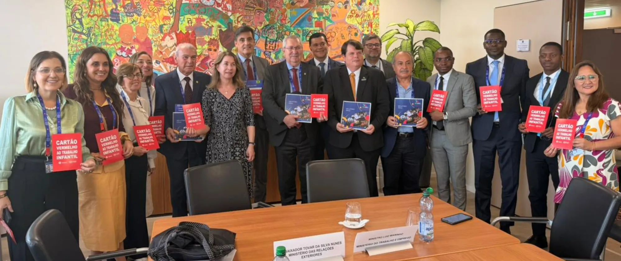 Participantes do Diálogo Técnico do Programa Brasil-OIT possam segurando o cartão vermelho contra o trabalho infantil, em apoio à campanha global da OIT. 