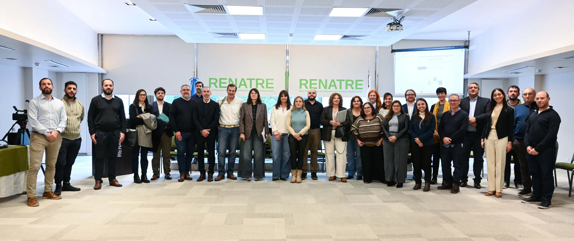 Participantes de la jornada del RENATRE y la OIT  para impulsar una guía para fortalecer la protección de trabajadores rurales migrantes temporarios en Argentina