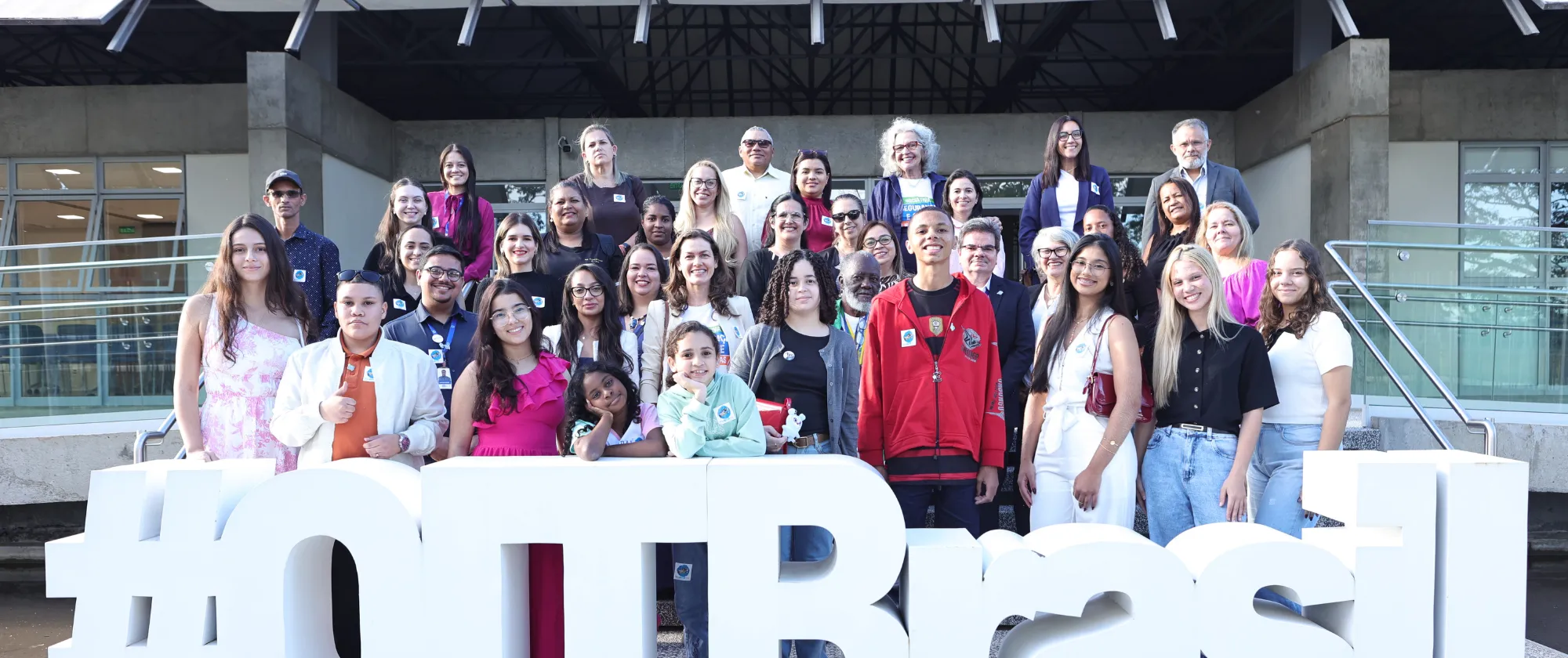 Estudantes premiados em concurso cultural sobre segurança e saúde nas escolas visitam OIT. 