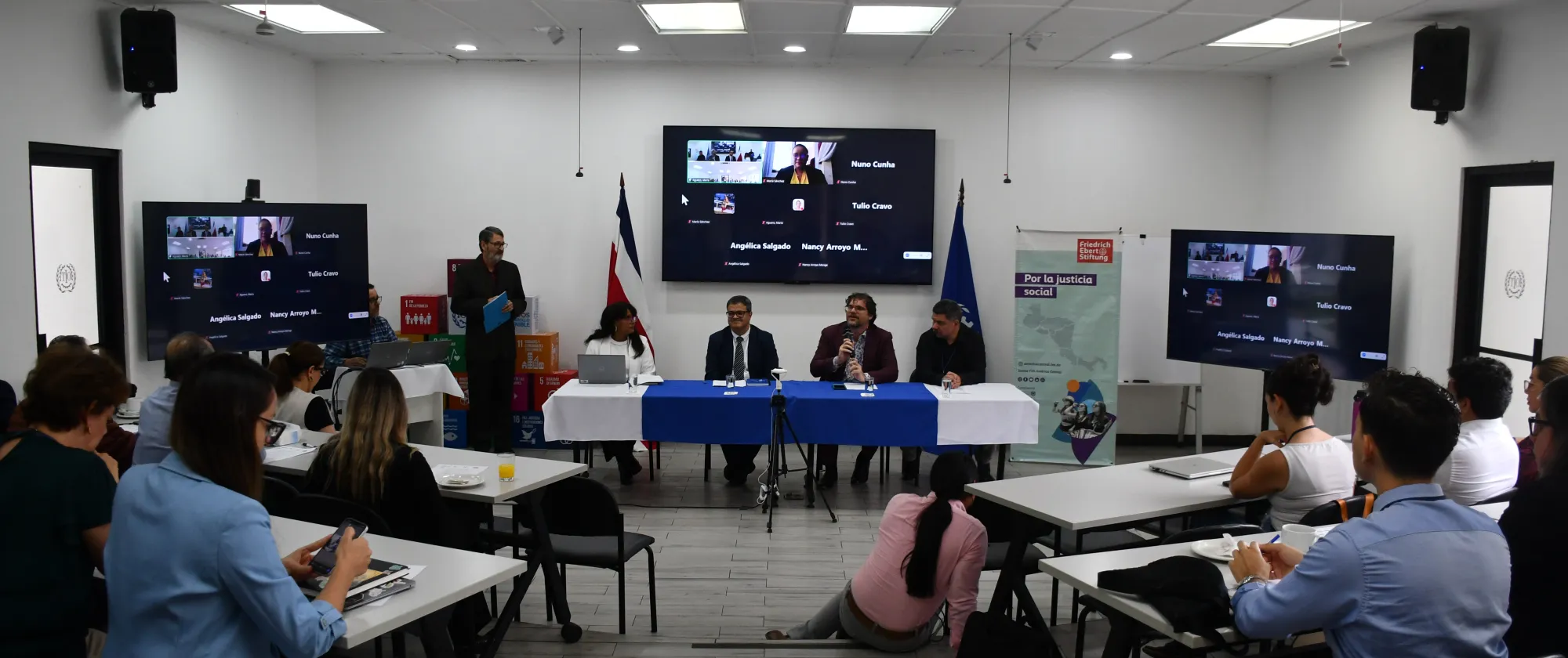 Maribel Batista, ACTRAV; Leonardo Ferreira, director adjunto OIT América Central; Daniel Mann, representante de la FES para América Central; Jorge Valenciano Salazar, director de la Escuela de Economía de la UNA Costa Rica 