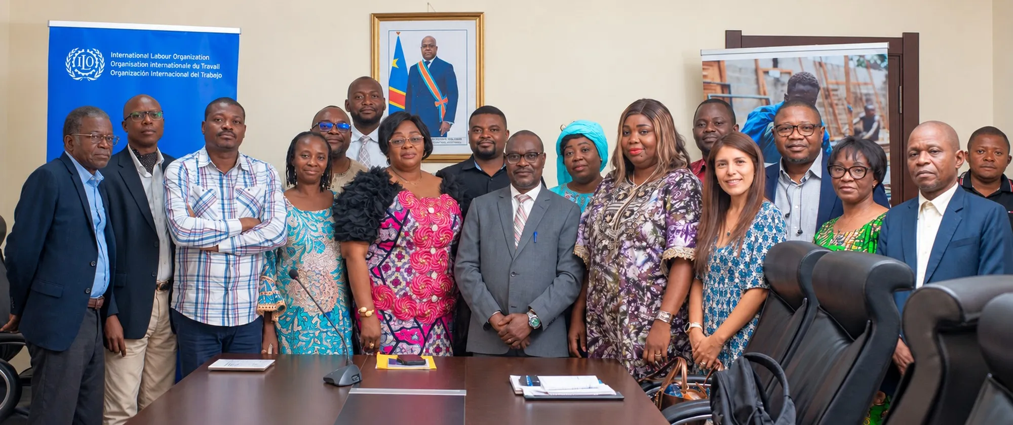 Des représentants des ministères concernés et des organisations d’employeurs et de travailleurs réunis pour une photo de groupe à Kinshasa.