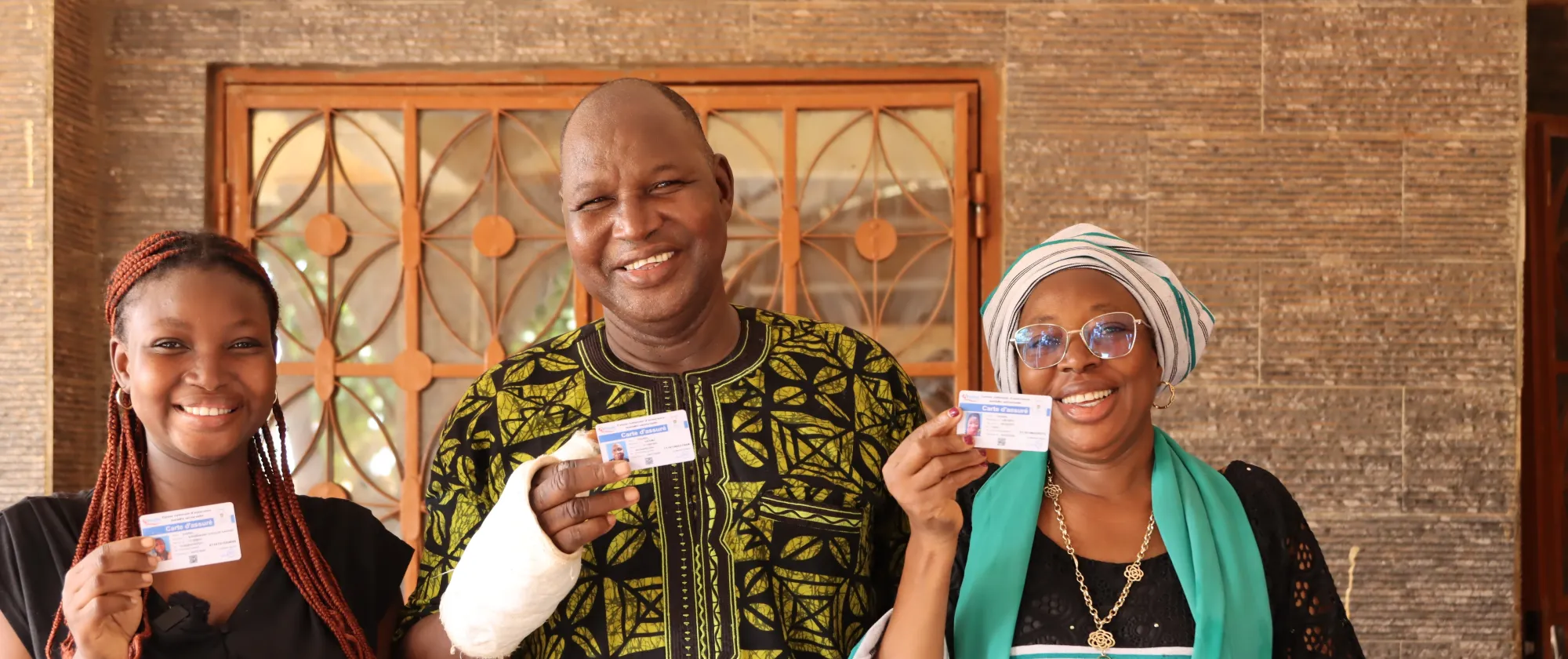 Les membtres de la famille Diarra brandissent fièrement leurs cartes d’assuré maladie. Ils sont désormais protégés contre les dépenses de santé qui fragilisent leur ménage et menacent leur équilibre financier.