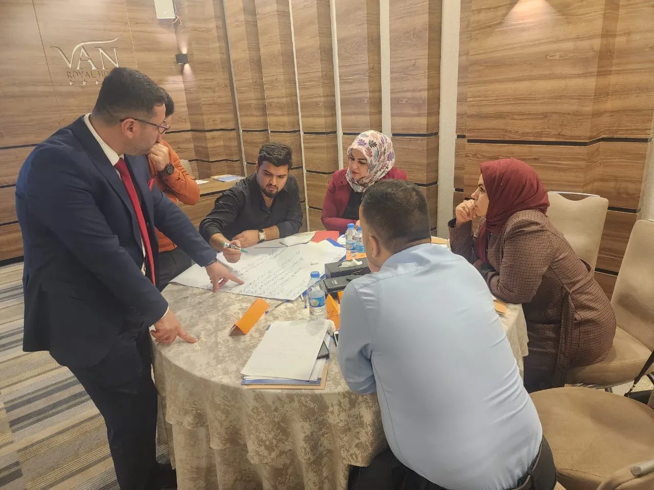 مجموعة من المتدربين ضمن ورشة عمل تدريب المدربين على الثقافة المالية لتمكين الشباب ورواد الأعمال في جنوب العراق