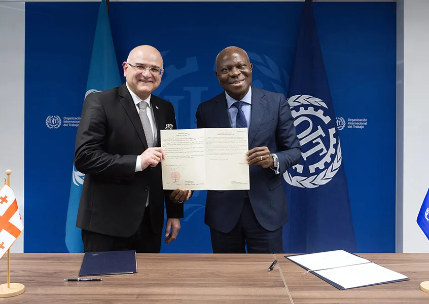 Ratification de la MLC, 14 février 2024: S.E. le Représentant permanent de la Géorgie, l'Ambassadeur Alexander Maisuradze et Gilbert F. Houngbo, DG du BIT