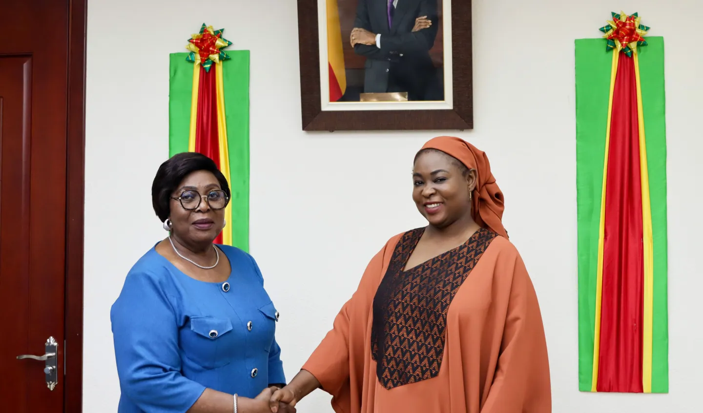 Coumba Diop, Directrice du bureau-pays de l’OIT-Abidjan serre la main de Adidjatou Mathys, ministre du Travail et de la Fonction Publique du Bénin
