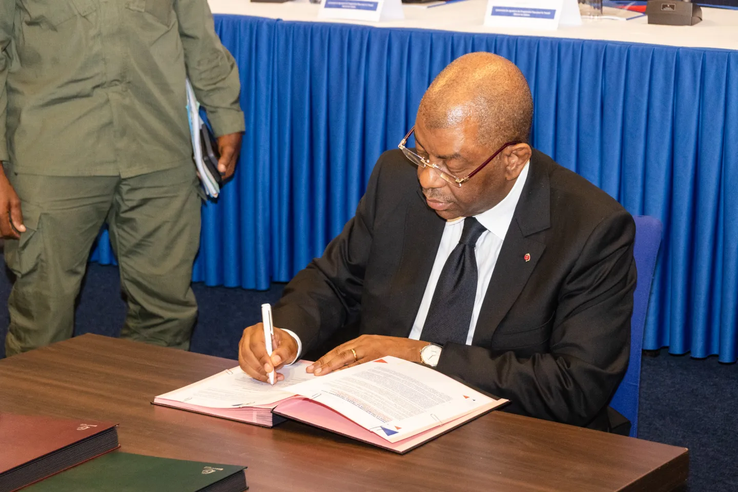 Le vice-premier ministre, Ministre de la planification et de la prospective, M. Alexandre Barro Chambrier, signe le tout premier programme national pour le travail décent à Libreville, le 22 mai 2024.