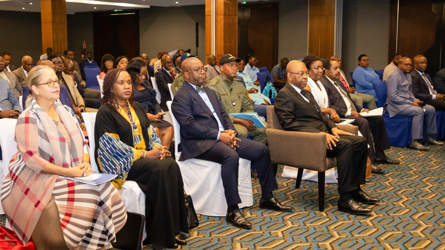 Des invités de haut niveau dans l'assistance lors de la cérémonie de signature du programme national de travail décent du Gabon à Libreville, le 22 mai 2024.