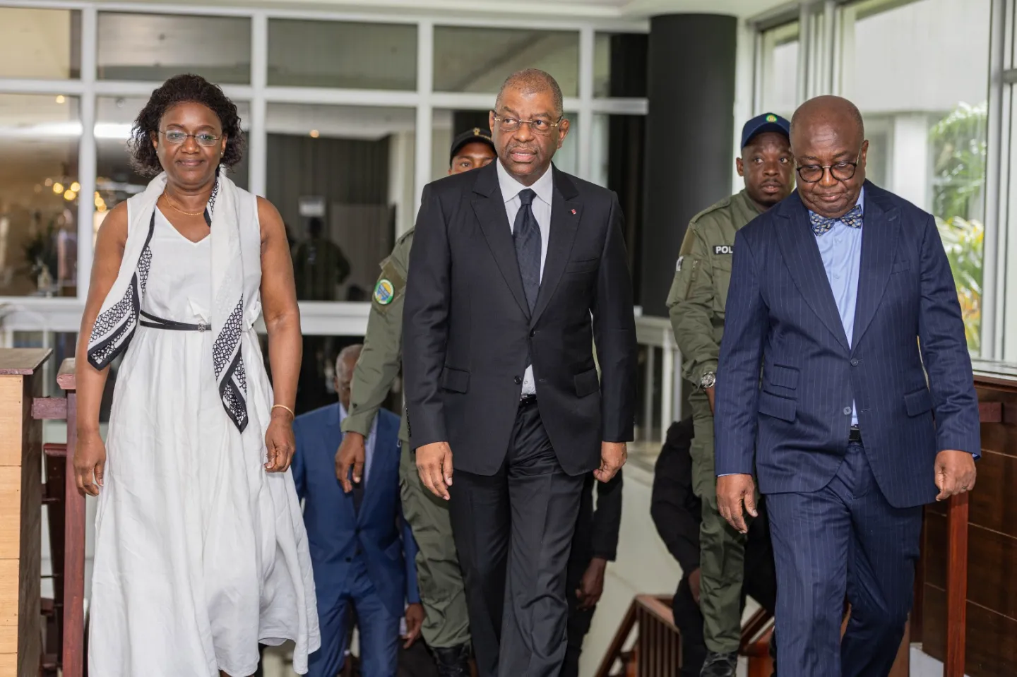 Le Vice-Premier Ministre et Ministre de la Planification et de la Prévision, Alexandre Barro Chambrier, arrive à la cérémonie de signature du PPTD accompagné du directeur national de l'OIT, Nteba Soumano, et du Ministre du Travail et de la Lutte contre le Chômage, Adrien Nguema Mba, le 22 mai 2024.