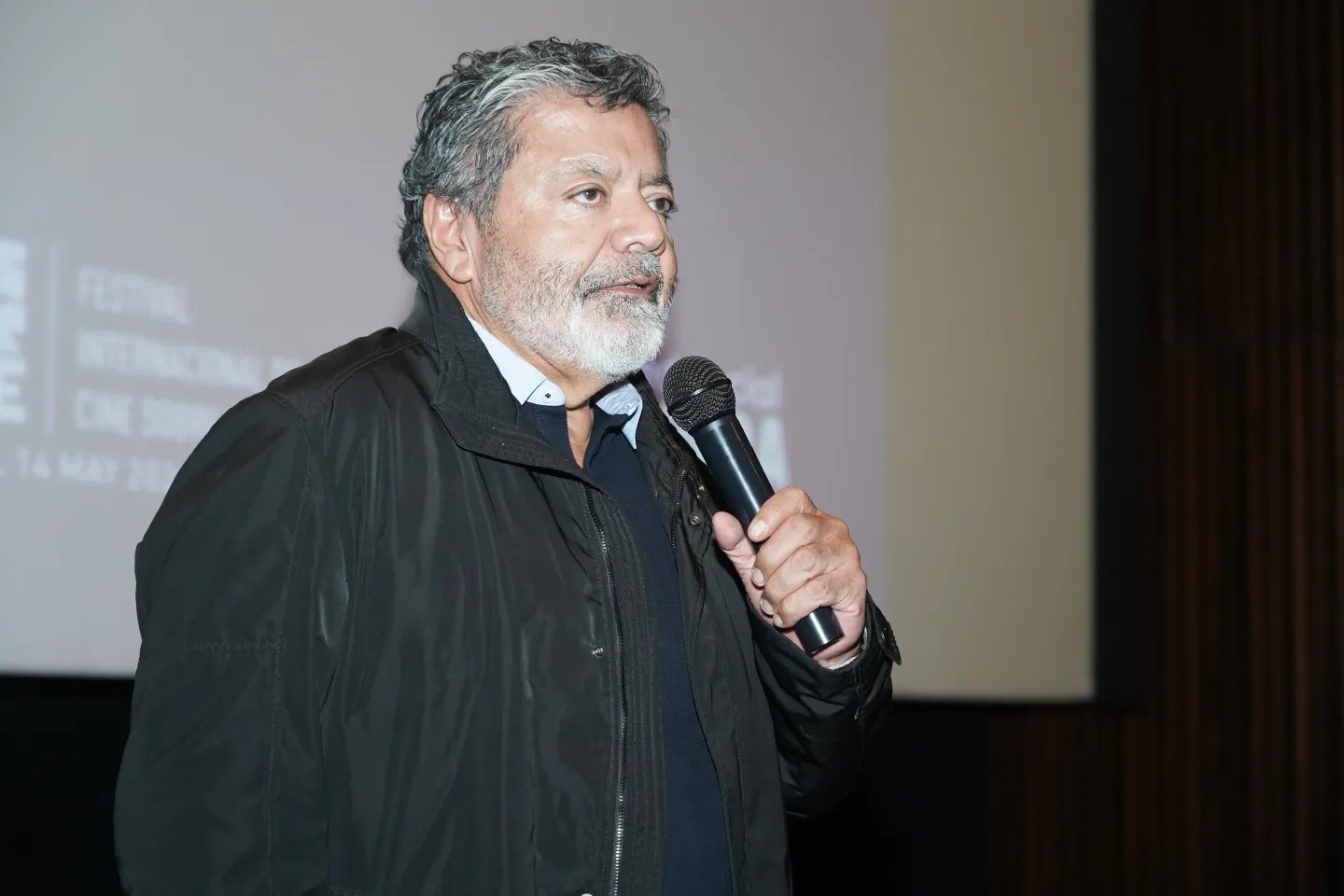 Gerardo Martínez, secretario general de UOCRA, da la bienvenida al evento "De la pantalla a la acción" en el festival Construir Cine