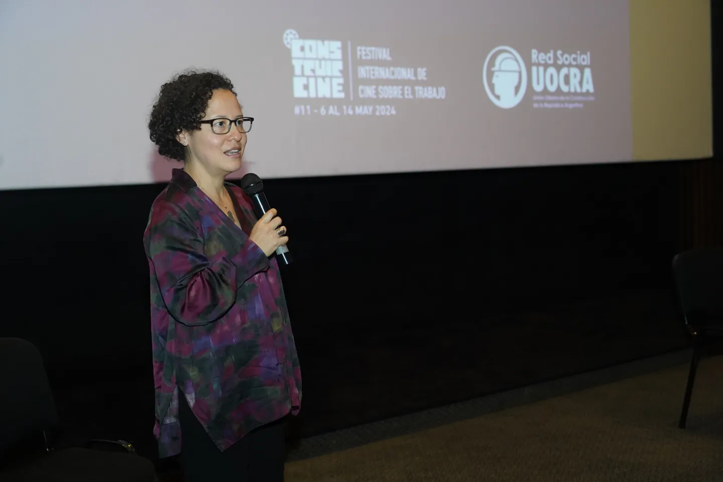 La directora de la OIT Argentina habla ante el audiotorio del festival Construir Cine
